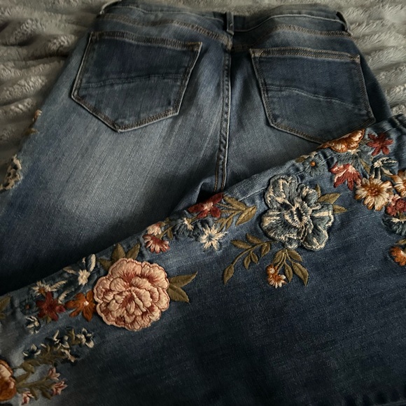 DRIFTWOOD Floral Embroidered Blue Jeans Farrah Flair 26 x 34 - Picture 5 of 6